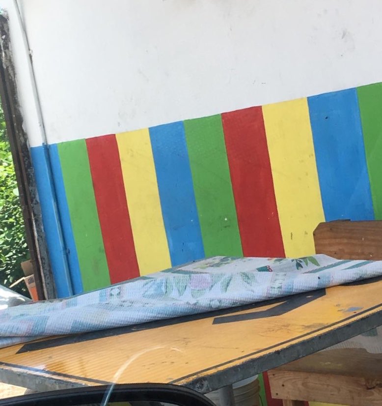 UbaldoDFR's tweet photo. Allá en tu rancho donde una palmeta de señalización se convierte en una mesa pa la hora de la botana jaaa... #QueRisaMeDa #Nayarit https://t.co/PY1bu2Aw4q