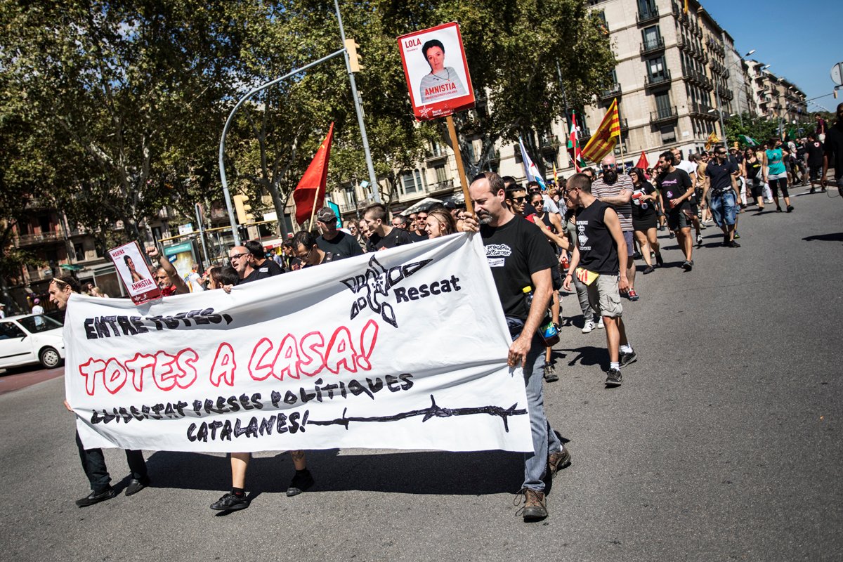 RescatPreses's tweet photo. Aquest 11 de setembre ens acomiadarem al Carrer amb vosaltres, però n'estem segures que seguireu mantenint la flama de l'esperança i la solidaritat,de la lluita i de la dignitat. #llibertatpresespolitiques #nohisomtotes #llibertatLola #UltimRescat #Diada2019 #Rescat https://t.co/2bnoNaeOTH