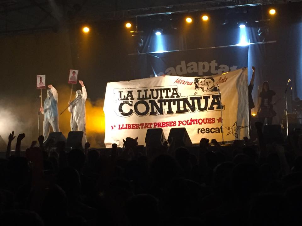 RescatPreses's tweet photo. Aquest 11 de setembre ens acomiadarem al Carrer amb vosaltres, però n'estem segures que seguireu mantenint la flama de l'esperança i la solidaritat,de la lluita i de la dignitat. #llibertatpresespolitiques #nohisomtotes #llibertatLola #UltimRescat #Diada2019 #Rescat https://t.co/2bnoNaeOTH