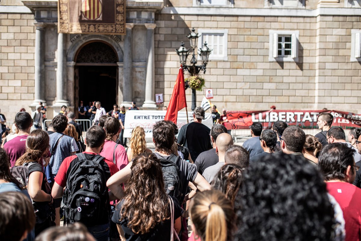 RescatPreses's tweet photo. Aquest 11 de setembre ens acomiadarem al Carrer amb vosaltres, però n'estem segures que seguireu mantenint la flama de l'esperança i la solidaritat,de la lluita i de la dignitat. #llibertatpresespolitiques #nohisomtotes #llibertatLola #UltimRescat #Diada2019 #Rescat https://t.co/2bnoNaeOTH