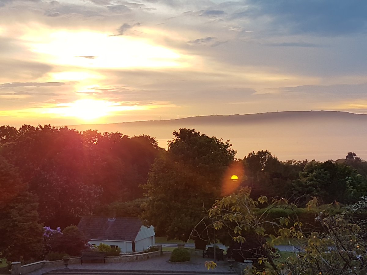 Autumn chill is in the air, so I'll wish everyone a Goodnight 😴🌛with a picture of the sun setting over Belfast Lough in June when Summer was just beginning 💛🌞 @barrabest @PhotographyWx @EarthandClouds @StormHour @EarthandClouds2