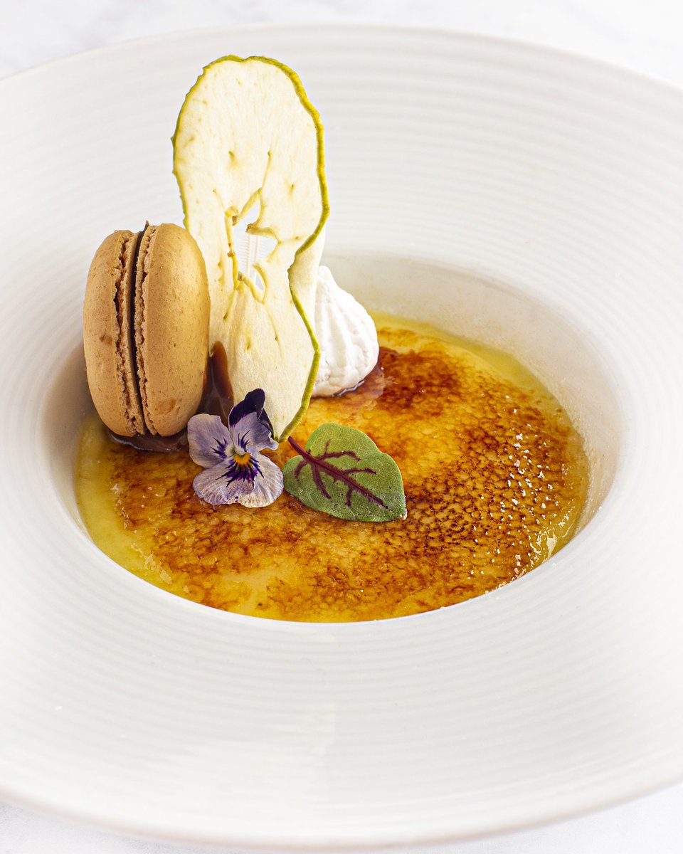 TimoRestaurant's tweet photo. Need A Little Sweetness To Get You Through The Rest Your Wednesday? Check ThIs Out.
Roasted Apples On The Bottom, The Crème, The Brûlée, Streusel Crumble. Dehydrated Apple Wheel, A Dulce De Leche Macaron & A Meringue.
#OnlyAtTimo #Foodie #DessertPorn #HumpDay #CremeBrulee https://t.co/t4e65LXhrp