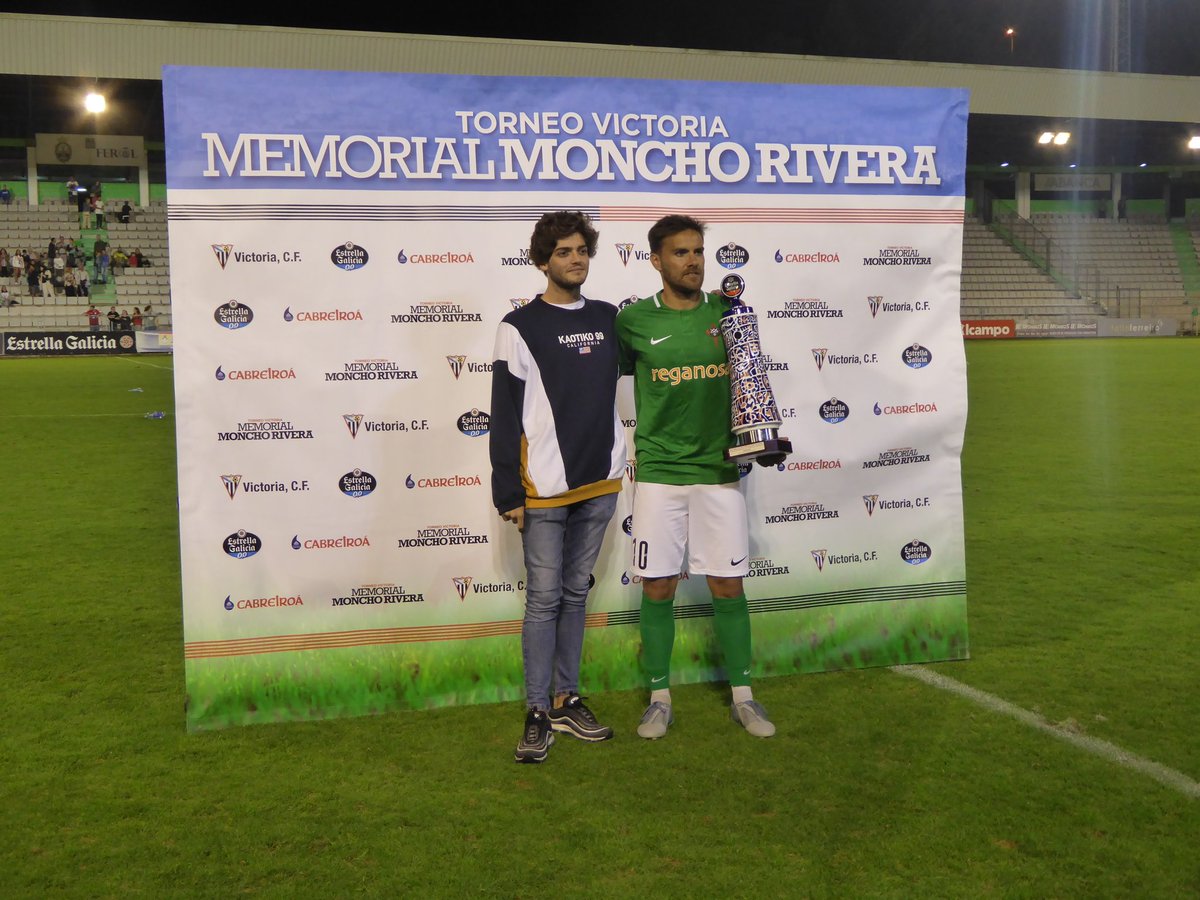 VictoriaCF1943's tweet photo. 🏆 #MemorialMonchoRivera
@PabloReyCL recolleu o trofeo de Gañador do Memorial Moncho Rivera coma capitán do @racingferrolsad
Noraboa!!
#VictoriaSolidaria https://t.co/I4kXkP8vHb