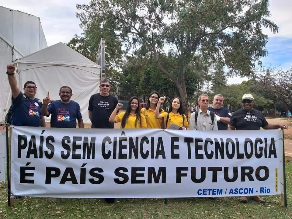 scott_saleska's tweet photo. #DeEducation of Brazil (7/n): after 3 decades of progress building world class science (since end of dictatorship in 1980s), Brazil is now deliberately cannibalizing itself. From protests at INPA in Manaus today: "A country w/o science & technology is a country w/o a future." https://t.co/2ghuLXA1tN