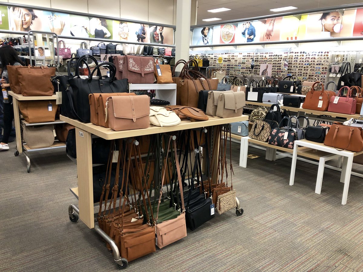 Specialty0927's tweet photo. HUGE recognition to VM Chanelle for helping out with this weeks Accessories transition! #VMG #Standards #ANewDay #UniversalThread #ProfessionalModern #ProudETL #T0927 https://t.co/m61OYv5uKj