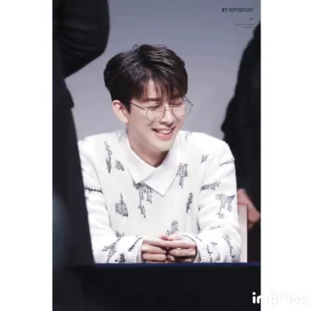 DongMyLight's tweet photo. @KcGirlLovesiKON @YG_iKONIC Hello children!!
Aigoooo! Song Yunhyeong #FansBestFriendHanbin https://t.co/U4V95hr5a6