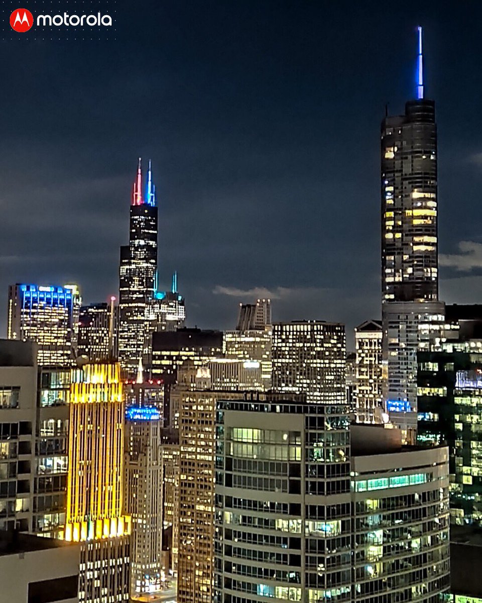 ChicagoBears's tweet photo. Night mode. 🌃
📸: #motoz4 | #hellobears https://t.co/C0kN43iBl5