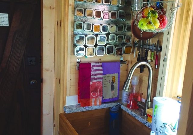 BeckyFlansburg's tweet image. Minimizing Your Stuff to Maximize Your Life 
From TV shows to Tiny House Resort getaways, people are clamoring to experience life in a Big way by doing More with Less. ow.ly/ulUV30prbRH #minimizing #tinyhouseliving #downsizing