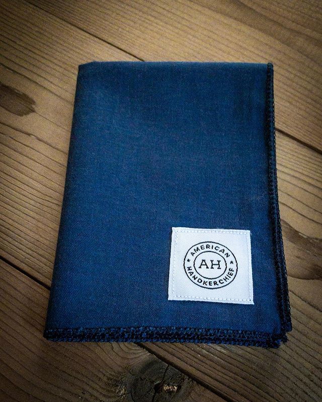 HandkerchiefUSA's tweet photo. Navy Hank by @americanhandkerchief .
.
#handkerchief #hank #hanky #handkerchiefs #hankies #pocketsquare #bandana #wedding #groom #groomsmen #bestman #everydaycarry #edc #edcgear #gear #pocketdump #everydaydump #tactical #knife #kives https://t.co/4bGGzCh3OL https://t.co/DIfjZn6QvT