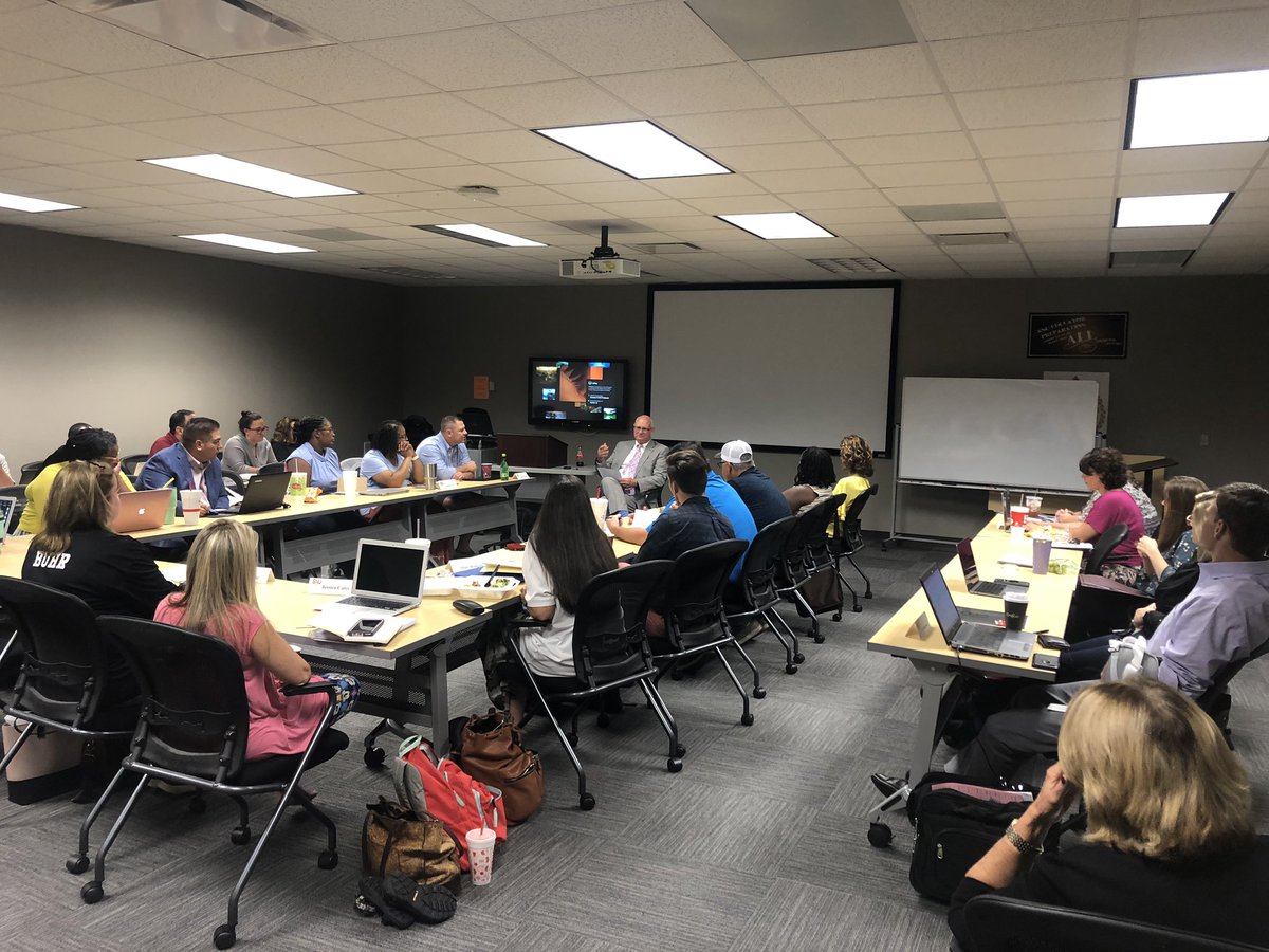 ed_shawna's tweet photo. @kshellenberger1 begins the Servant Leadership course for D2 (taught by @15SNU) with a devotional and a reminder to “Live the story”  #WhataDEAL_SNU https://t.co/p25PqBJkHV