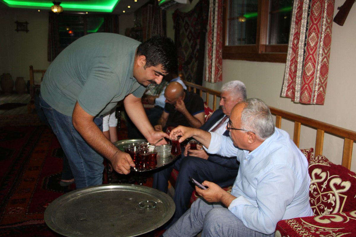 HBTurkoglu's tweet photo. ☕☕☕
Çayı #Deminde, Muhabbeti #Tavında, Latifesi #Tadında Bir Akşam Hasbihaliyle Bizleri Gönül Hanelerinde Ağırlayan Değerli Türetken Ailesine Müteşekkiriz. 😊 https://t.co/3WUjncwnSn