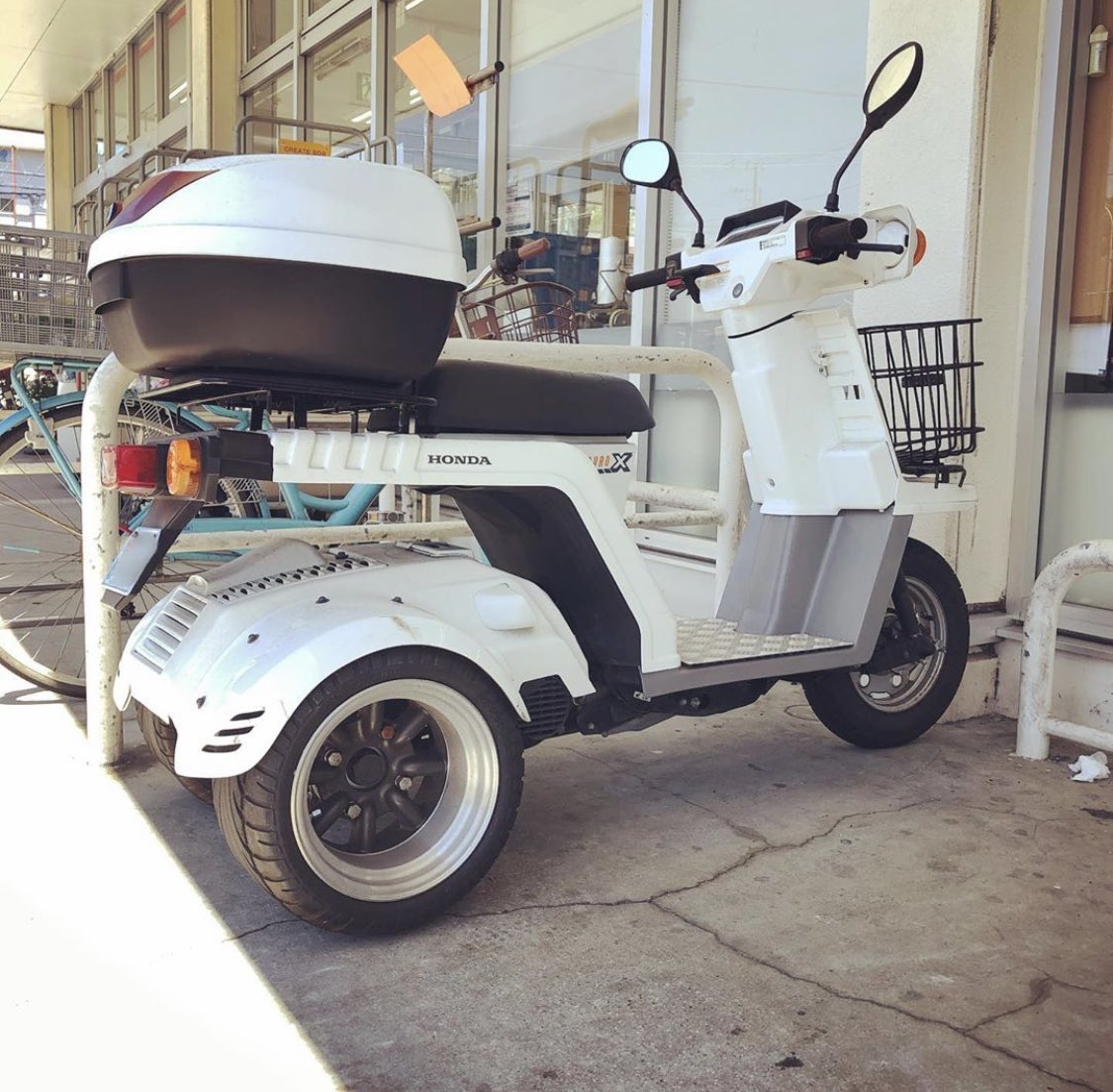 Honda Gyro X (three wheeled scooter) on Wats. What a time to be alive. (  https://www.instagram.com/p/B1_50oYnQZW/?igshid=10tshgk7jp1tp )