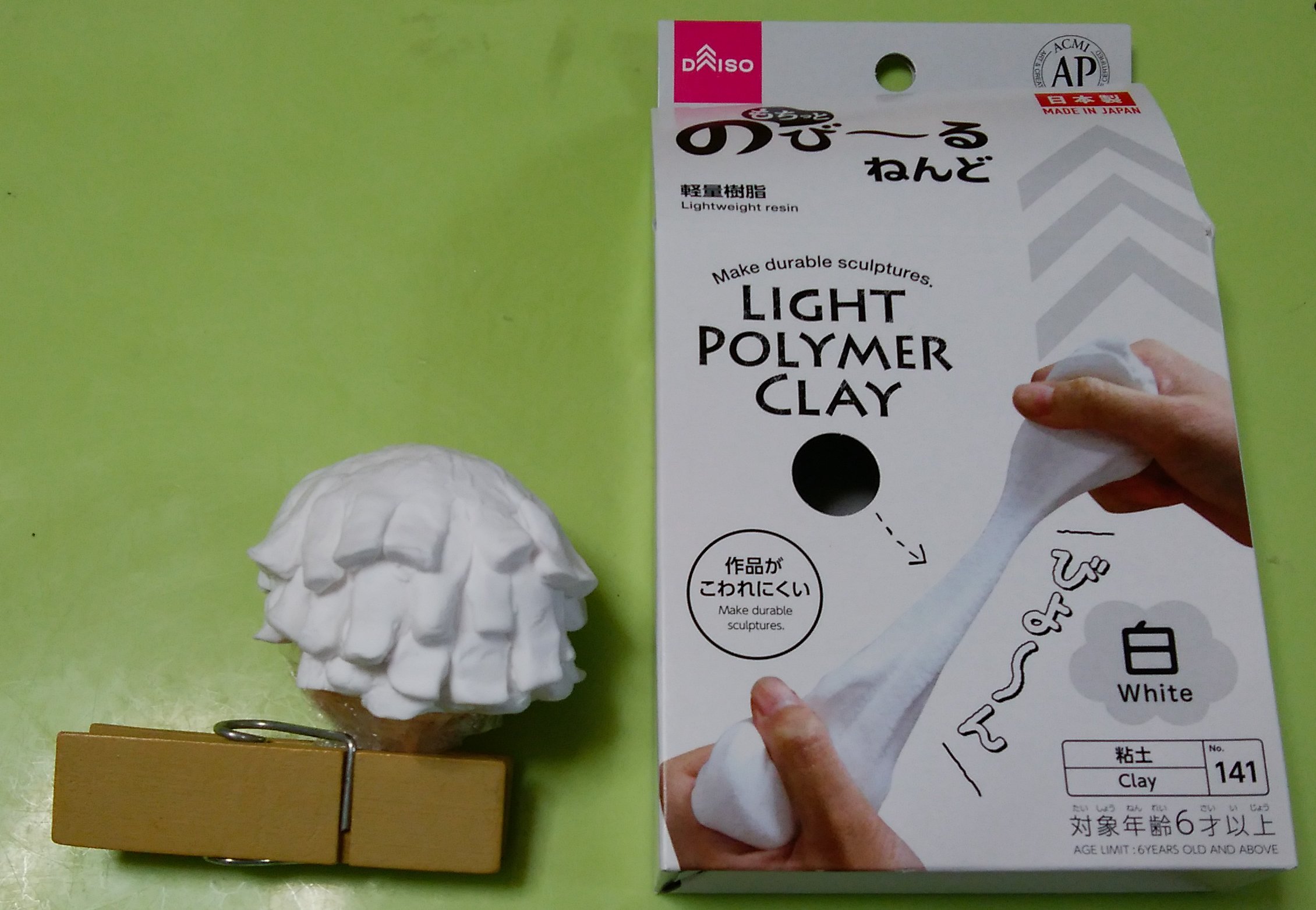 カラン ダイソーの軽い樹脂粘土 本当にいい 手や作業台が全く汚れないので後片付けが簡単 これ 小学生の図工のキットにあるのといっしょのやつだ 子どもが扱いやすい粘土 まだ途中もいいところだけど 乾燥後追加で盛っても良くくっつく ふわふわ