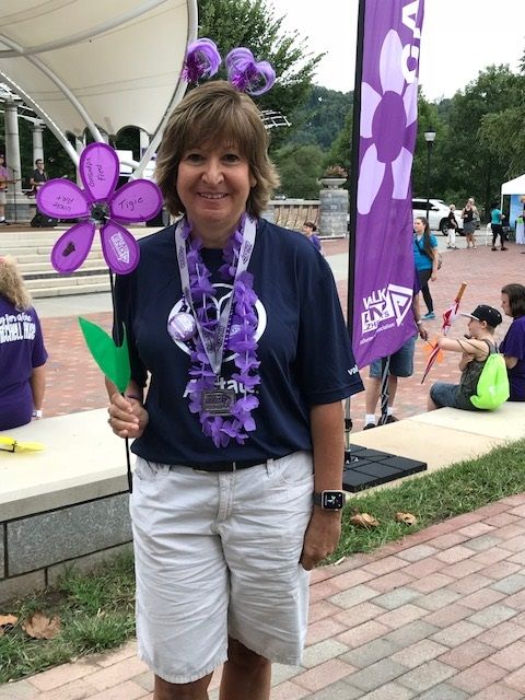 AlzAssocWNC's tweet photo. #WhyWeWalkWednesday After Rona’s dad passed away, she became an advocate for Alzheimer’s, and passed out education materials to her clients at @Allstate. Find out how she’s honoring her dad by using her company to fight for a cure. https://t.co/xIwPRZMkcD #ENDALZ #ashevillenc https://t.co/lcRUBc8DVn