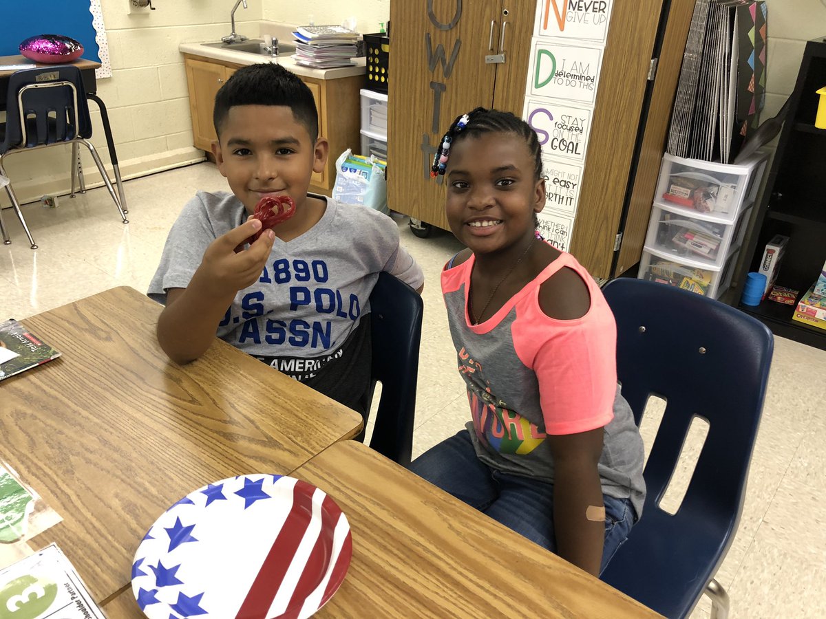MsMeganBottoms's tweet photo. Today our third graders learned how to use team work to tie a knot into two twizzlers... only using one hand! Perfect example of the phrase, “Team work makes the dream work” 🎉 https://t.co/X7KDxkDhUq