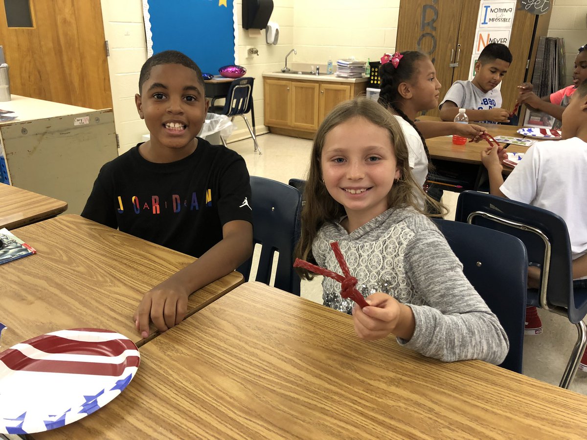 MsMeganBottoms's tweet photo. Today our third graders learned how to use team work to tie a knot into two twizzlers... only using one hand! Perfect example of the phrase, “Team work makes the dream work” 🎉 https://t.co/X7KDxkDhUq