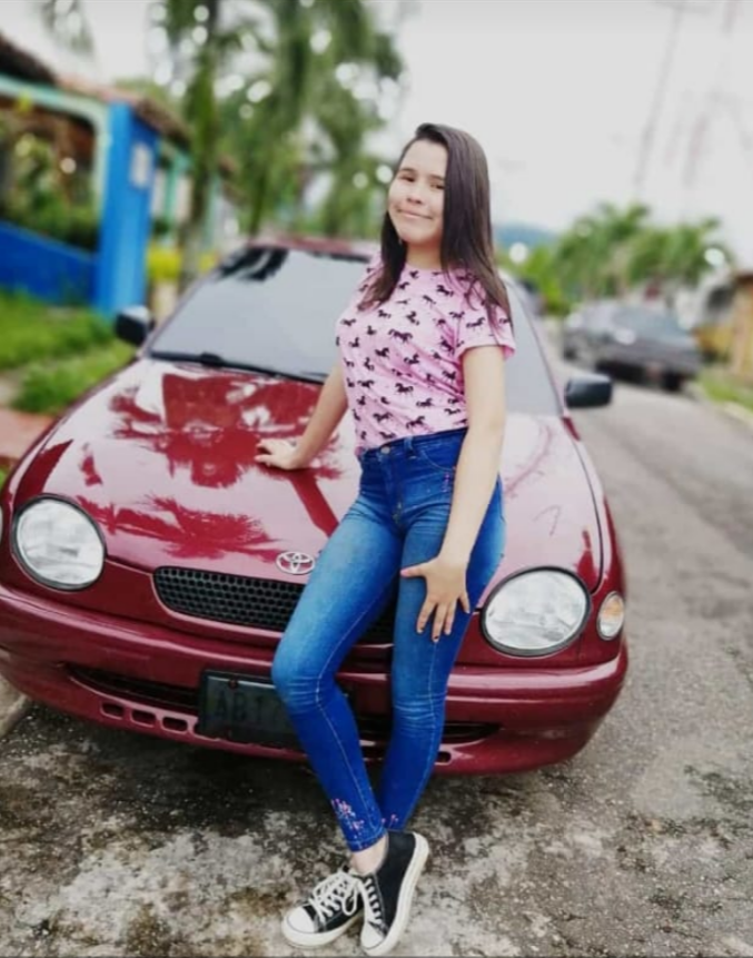 Milleralvinom's tweet photo. #ServicioPublico | Salvemos una vida en #Aragua, ella es Fabiana López Roa, de tan solo 13 años. Necesita ayuda económica para operarla, sufrió un accidente y le amputaron su pierna. Está en el Hospital Central de Maracay. ¡Ayudemosla, en tan solo una niña! Por favor RT. https://t.co/aHADQN6r8l