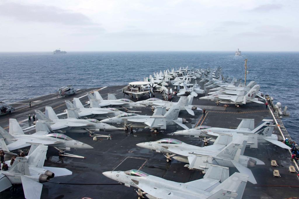 USNavy's tweet image. #USNavy photos of the day: #HurricaneDorian advances towards the U.S., #USNSComfort anchors off the coast of #TrinidadAndTobago, #USSAbrahamLincoln readies for a replenishment-at-sea, and Sailors volunteer during #NavyWeek St. Louis. ℹ️ info &amp;amp; download ⬇️ navy.mil/viewPhoto.asp?…