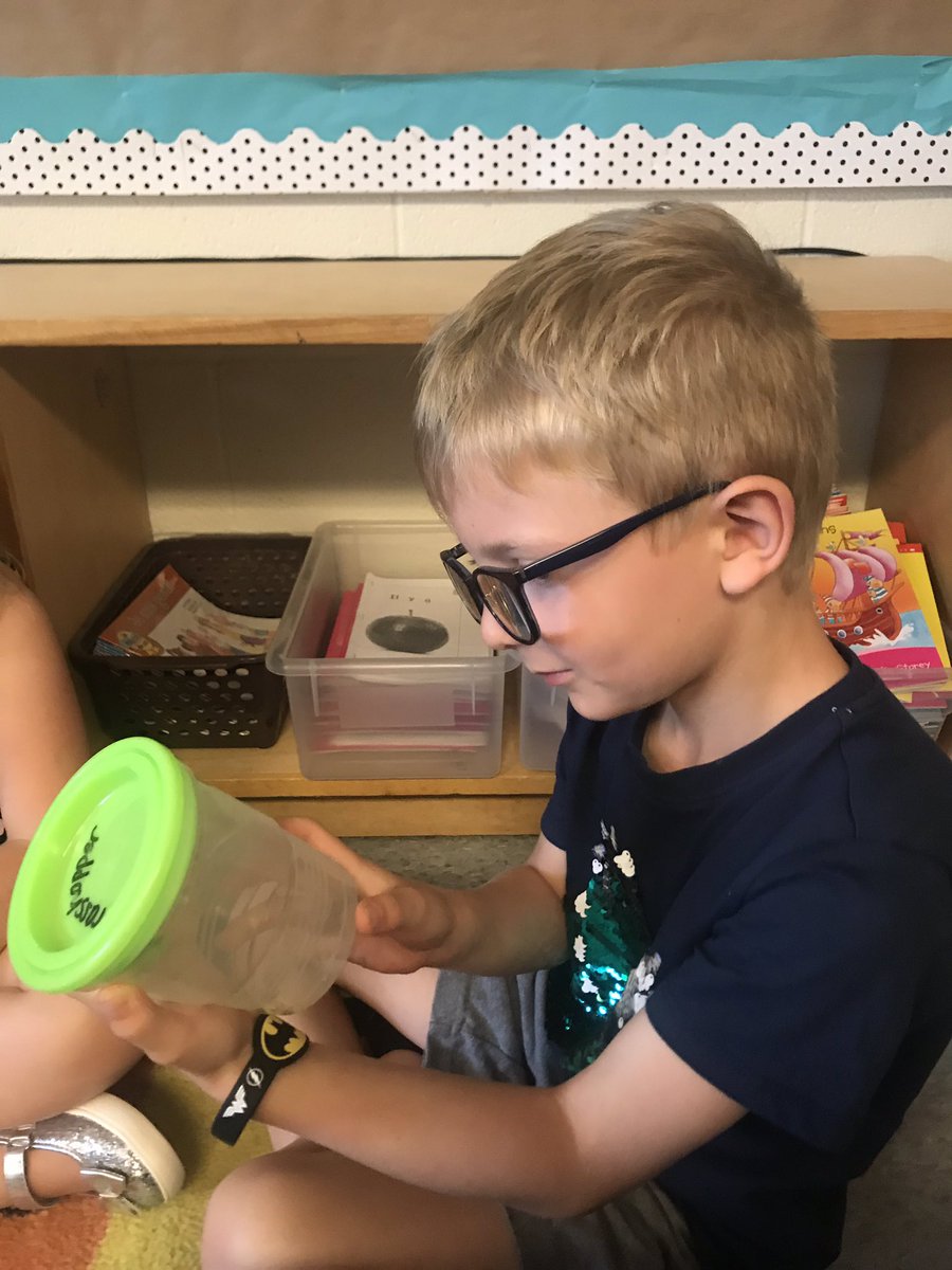 MmeFrancisSHP's tweet photo. Regarde une sauterelle! 🦗 Lincoln found a grasshopper at home and brought it for us to observe. We spoke of the size, colour and how it moves. Love the unexpected in kindergarten! @shcsparis https://t.co/DrmWB3Vu6O