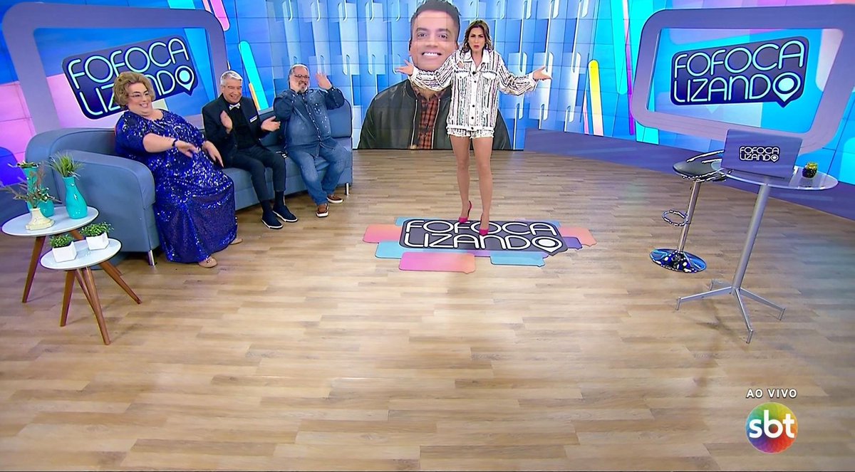 silvinhotv's tweet photo. BOLA DENTRO! Achei positiva a mudança feita no #FofocalizandoNoSBT. @LiviaAndradeSBT está ótima no comando. O programa está mais ágil e organizado, antes todo mundo falava junto. Aliás, até a Mamma está participando mais. Por fim, o cenário também ficou bonito com as alterações. https://t.co/sJSI2hwW65