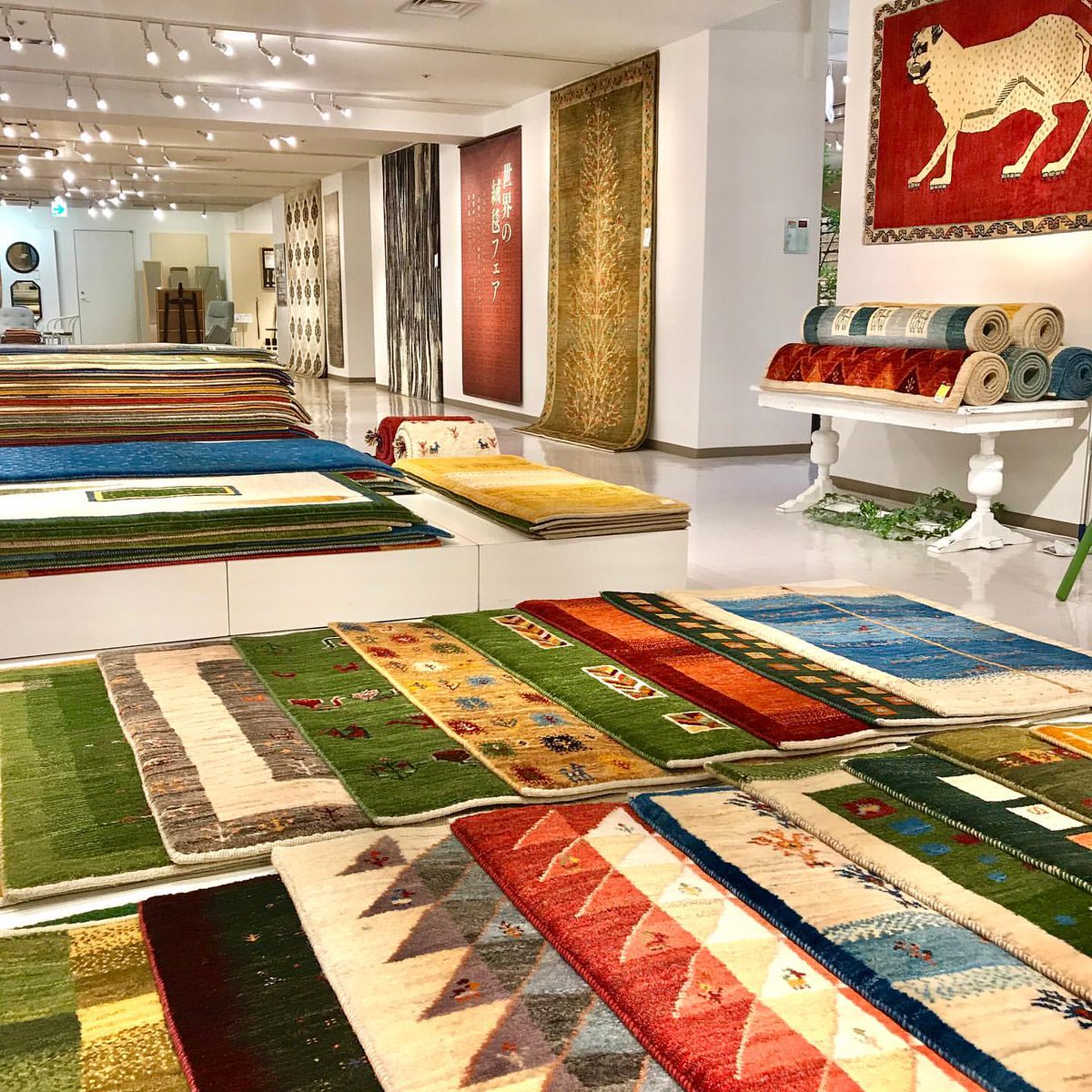 大塚家具 Idc Otsuka 名古屋 栄ショールームにて ギャッベ ペルシャ絨毯 を多数入荷いたしました 100枚以上揃ってます 人気のライオン柄 から ギャッベにしては珍しい 無彩色なモダン なものまで この期間でしか見られない1点ものばかり