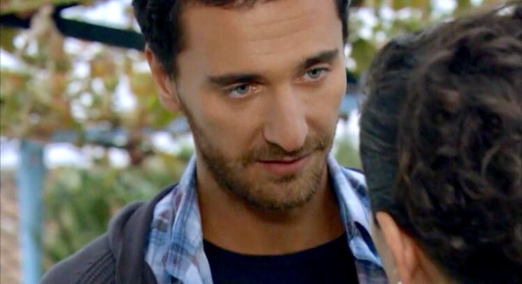 FiratCFansChile's tweet photo. Mi amado #MustafaNalçalı  se despide de mis suegros 😍☝️  #FiratÇelik #Fatmagül  @Mega @turcasmega ☝️😍 #LaAmenazaDeMukkades https://t.co/NDxD720K9L