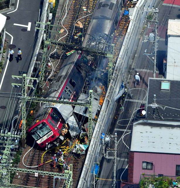 京急電鉄 神奈川新町駅の踏切で電車とトラックが衝突 黒煙が出てレモンが線路に転がっている様子など現場写真 Togetter 京急電鉄 神奈川新町駅の踏切で電車とトラックが衝突 黒煙が出てレモンが線路に転がっている様子など現場写真 Togetter