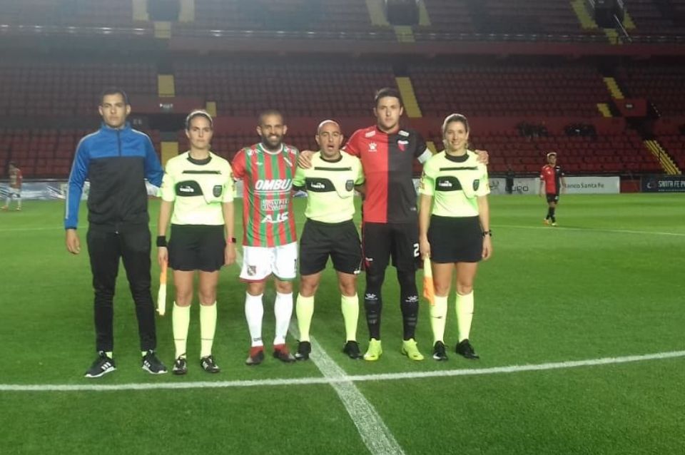 unosantafe's tweet photo. ⚫🔴🏆 ST 14' | ¡Gol de #SportivoLasParejas! #Lapetina pone el 1-1 ante #Colón y por ahora el conjunto del sur provincial se mete en la final de la @LaCopaSantaFe https://t.co/3LbOJvqKnb