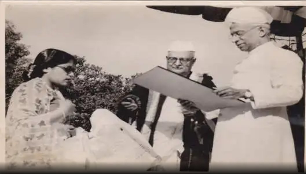 YouthBoothIND's tweet photo. पुस्तकें वो साधन हैं जिनके जरिए हम विभिन्न संस्कृतियों के बीच पुल का निर्माण कर सकते हैं। - 

प्रणाम - Dr Sarvepalli Radhakrishnan🙏🙏🙏

#HappyTeachersDay
#HappyTeachersDay2019 https://t.co/L4H5tcHqaa