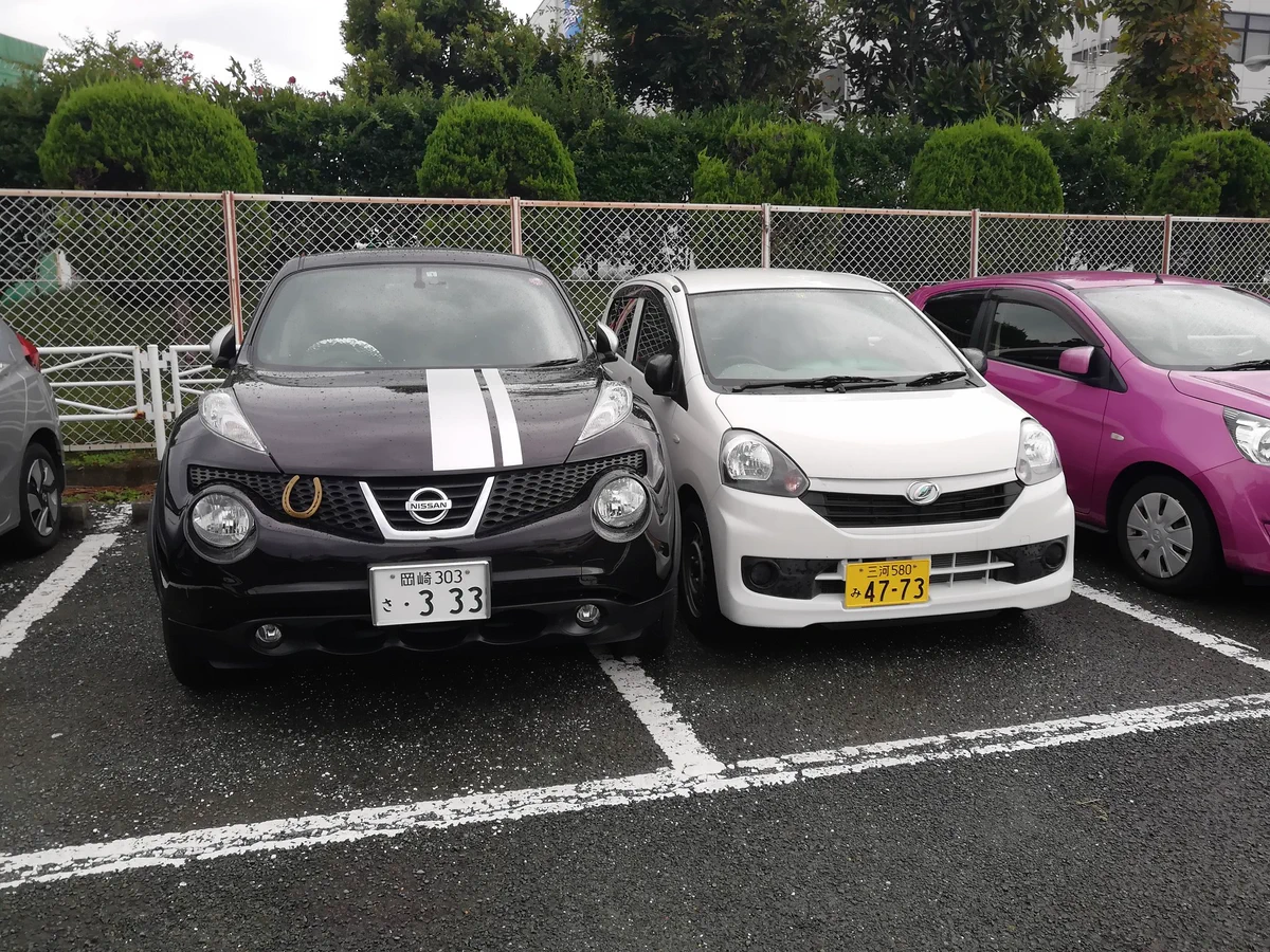 免許センターの駐車場でこれはありえない！？隣の車が幅寄せしすぎ！