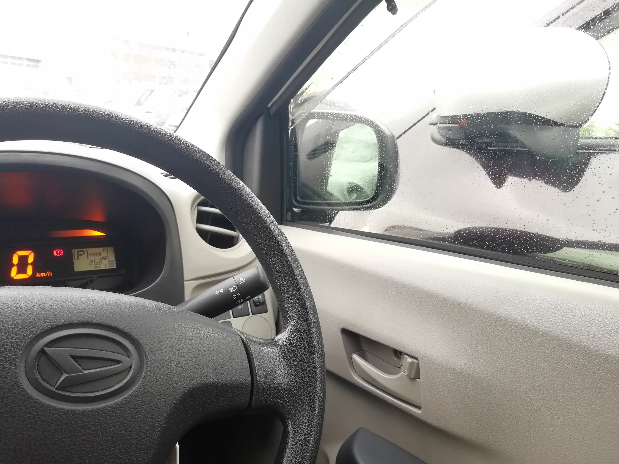 免許センターの駐車場でこれはありえない！？隣の車が幅寄せしすぎ！