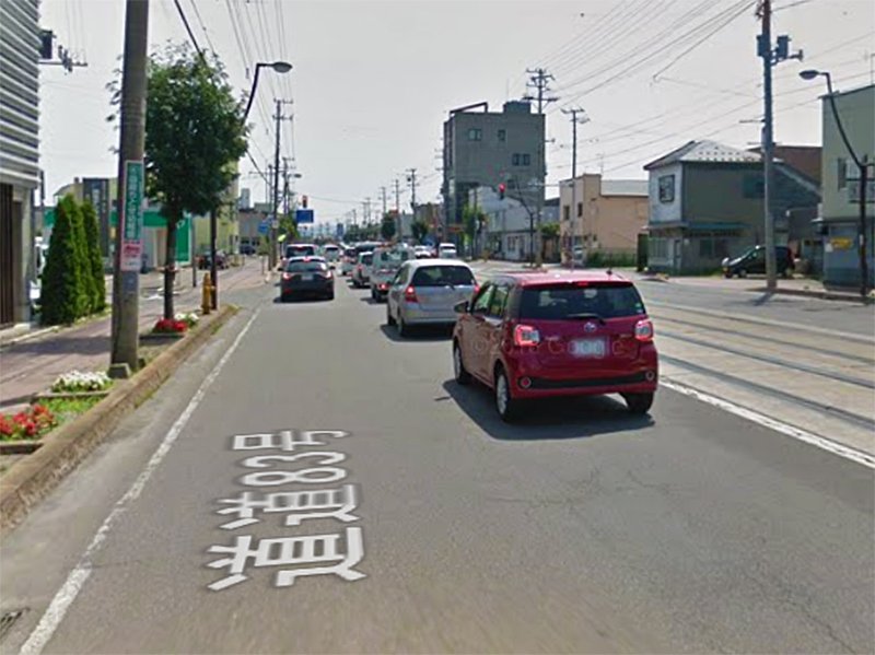 モヤシ 函館の電車通りは1車線なの 2車線なの 主に路面電車と並行して伸びる道路ってラインも無いから片側1車線 なのかな って思うけど当たり前のように2列になって走行してる箇所も多いしそもそも1車線にしてはやたら幅が広いのも謎 というか1車線だと モヤシ 函館の電車通りは1車線なの 2車線なの 主に路面電車と並行して伸びる道路ってラインも無いから片側1車線 なのかな って思うけど当たり前のように2列になって走行してる箇所も多いしそもそも1車線にしてはやたら幅が広いのも謎 というか1車線だと