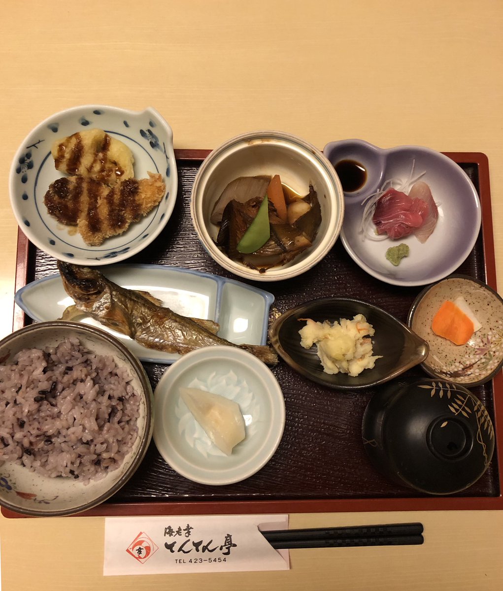 Yukashiro Nishida 今日の日替りランチは 本マグロお造り ハタハタ塩焼き シイラと蓮根のフライ カレイ煮付け 果物は呉羽梨です