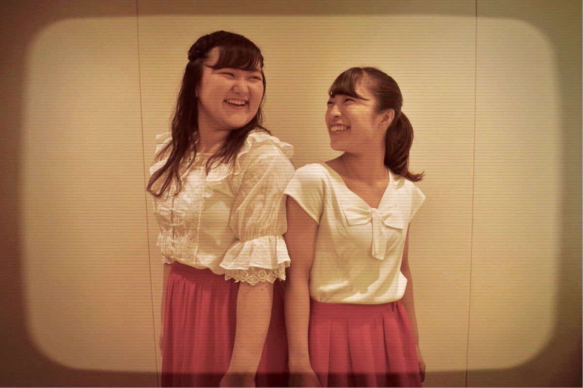 onelive_unite's tweet photo. 【振りつけ者紹介💃】
続いては、はるなみおんM！
笑顔が素敵で、色々なジャンルを踊りこなす2人！出演者一人ひとりのことをしっかり見て指導してくれました🌟 
一緒に踊りたくなるような、軽快で楽しいナンバーです！お楽しみに😃
#onelive2019 https://t.co/MK6ANPR3H1