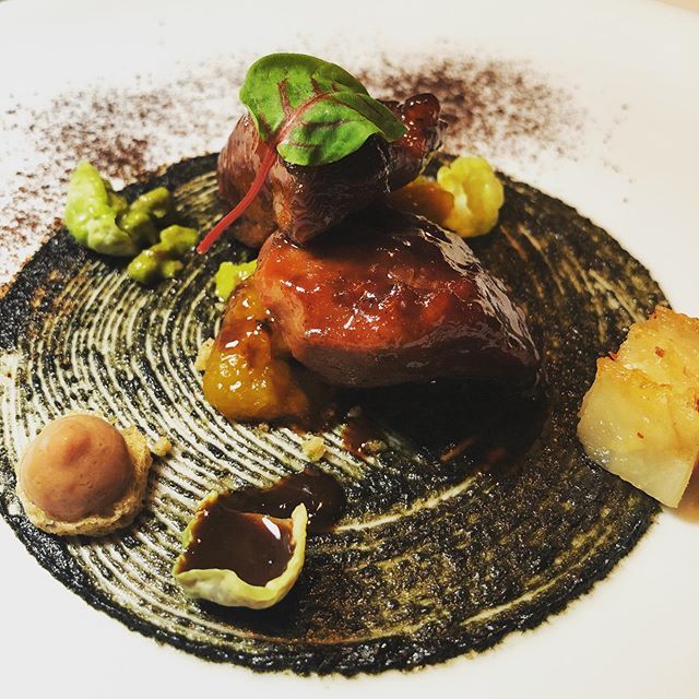 sabormexico's tweet photo. Pieza melosa de ternera con setas silvestres, agliata negra y matices lácteos. Del chef @maximilianosola del restaurante @passionbymartinberasategui Sabores de la #Riviera Maya en @paradisusplaya #los120mx #saboresdemexico .
.
.
#mexicanfood #mexicanfoo… https://t.co/44wTZs0wVr https://t.co/u3KXLzdOJZ