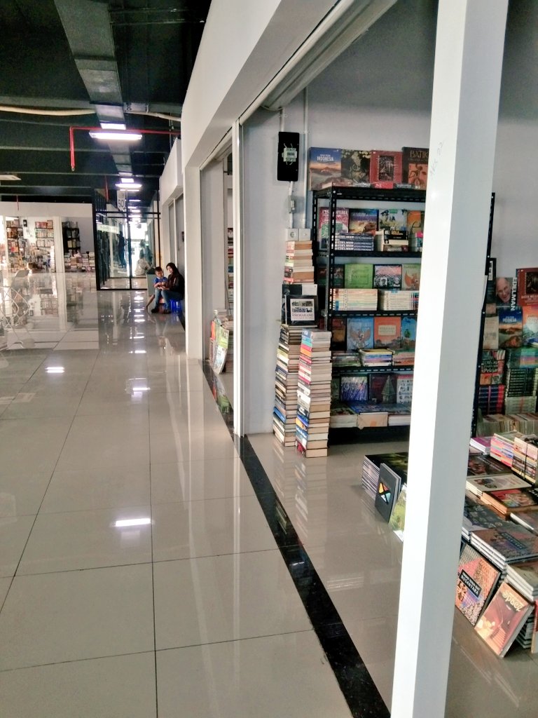 day 19 - place i wish youngmin would visitwisata buku at pasar kenari! they sells cheap books and had a little coffe shops and minimarket too, he would feel happy if he visits this place since he loves to read #30일_영민_챌린지 #30Days_Youngmin_Challenge