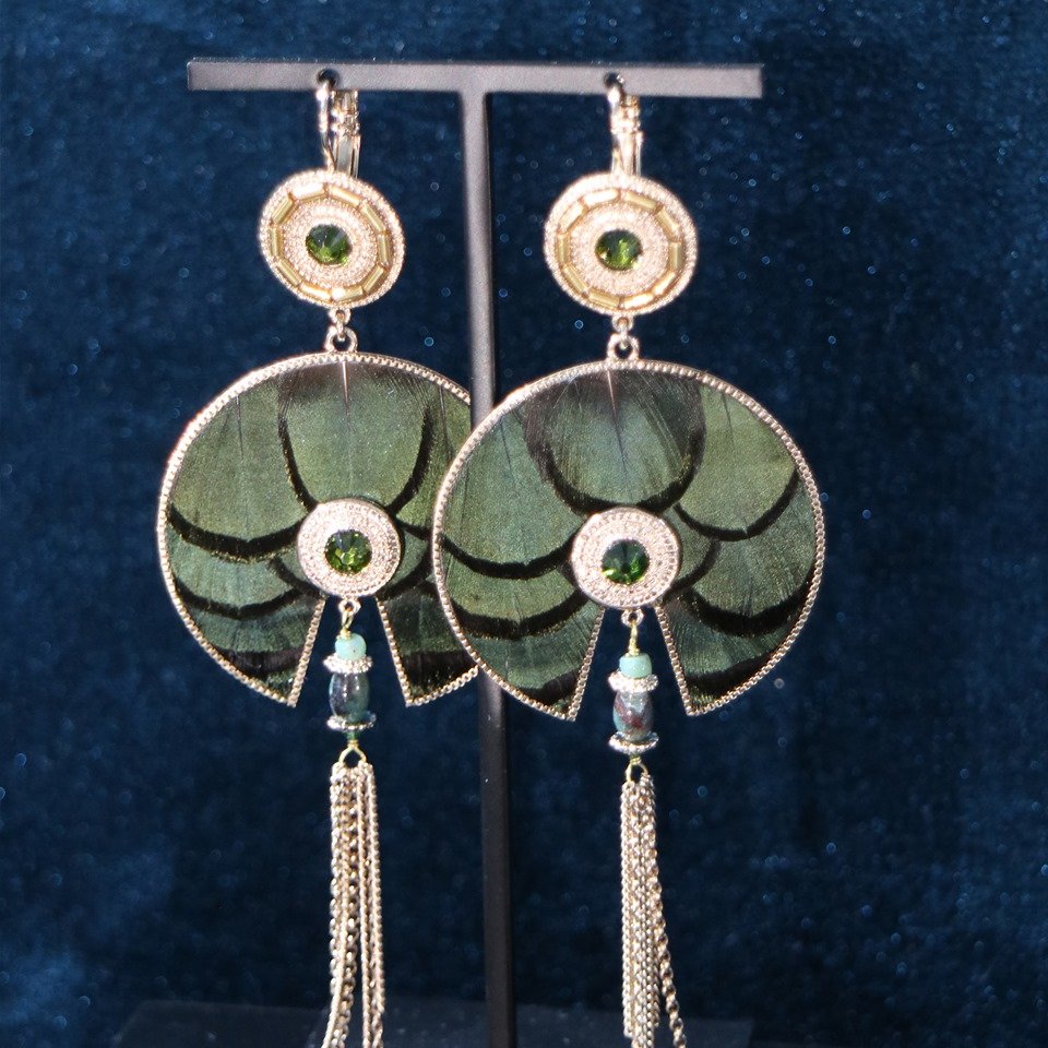 Les plumes délicates qui ornent ces boucles d'oreilles Fujita, font de ce bijou un indispensable de vos looks de la saison pour un twist ethnique-chic.

Craquez pour les nouveautés Fujita ici >> bit.ly/2lzcFyd