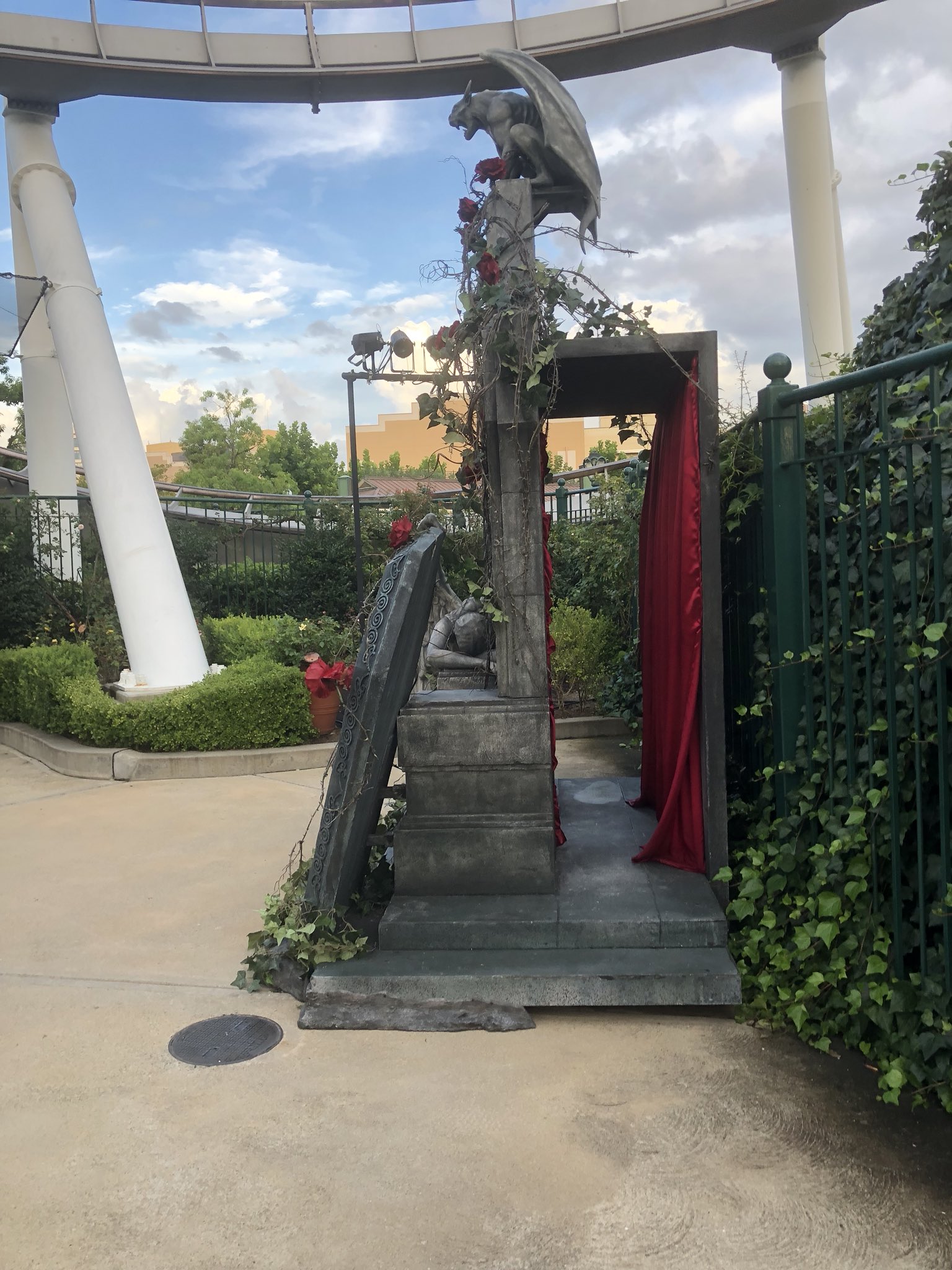 ｕｓｊのツボ Usj なう 大人ハロウィーンですが セントラルパークは ゾンビで怖いと言うよりも インスタ撮影スポットのような感じで ゲストが写真撮影していました ユニバ Usjファン T Co Wl9j5ufq3s Twitter