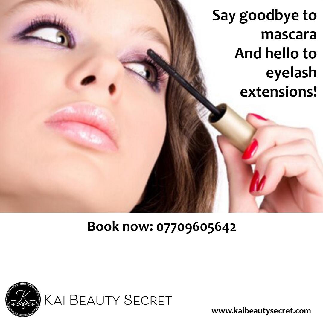 Со скольки лет девочкам можно красится. Средство для оформления бровей. Со скольки лет можно начинать краситься. Во сколько начали краситься. Девушка красится.