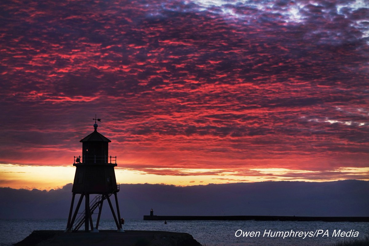 Beautiful colours in the sky today over at the Groyne Lighthouse built back in 1882 in South Shields UK #weather @StormHour @ThePhotoHour @EarthandClouds @PA @SouthShieldsUK