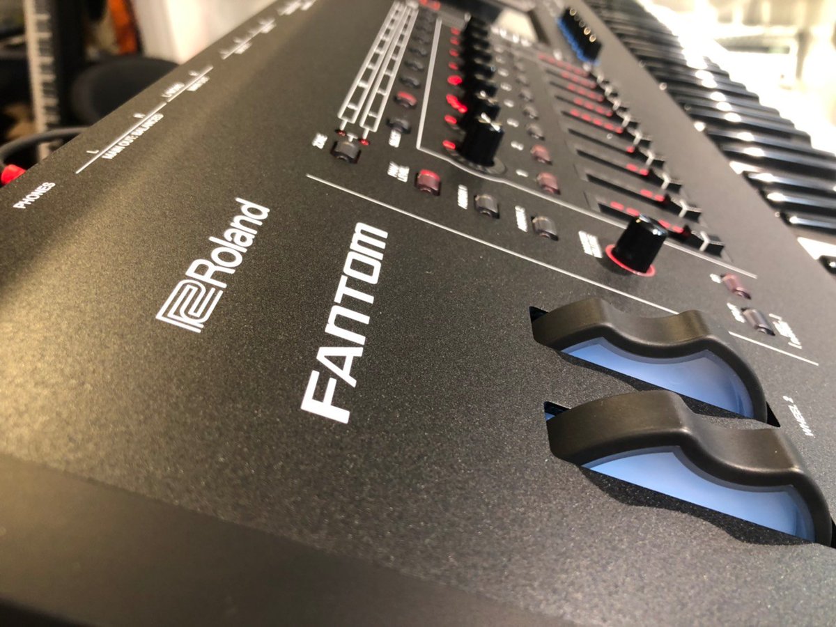 MarksMusicOsaka's tweet photo. ��#ローランド新製品　次世代シンセサイザーが登場🎹】
マークスミュージックでも
#FANTOM6 #FANTOM7 #FANTOM8 
早速展示+注文スタート🔅させていただいております🙆‍♀️
詳しい内容は今夜8時～のYoutube配信にて📺

FANTOMシリーズ👉https://t.co/PBlO0fIeHL https://t.co/Os5MtHFZ4t