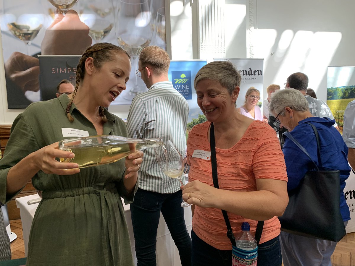 champagnejayne's tweet photo. Literally so hot off the press it didn’t even have a label! scrumptious new Bl de Blancs #english  #sparkling release by @garnettash  from @HushHeath  @Wine_GB at annual trade &amp; press tasting in London yesterday - perfect for breakfast!  #notachampagnewine #champagnejayneontour https://t.co/xLJdmA8nEo