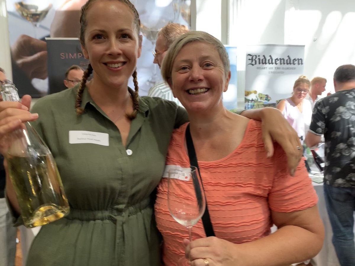 champagnejayne's tweet photo. Literally so hot off the press it didn’t even have a label! scrumptious new Bl de Blancs #english  #sparkling release by @garnettash  from @HushHeath  @Wine_GB at annual trade &amp; press tasting in London yesterday - perfect for breakfast!  #notachampagnewine #champagnejayneontour https://t.co/xLJdmA8nEo