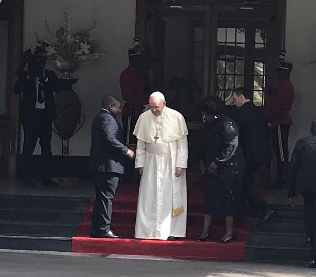 Francisco, con el presidente de Mozambique