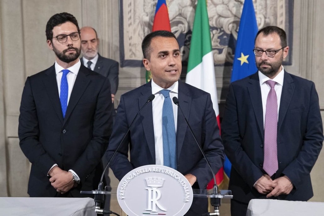 webpolisnet's tweet photo. Ultima puntata del diario semiserio della crisi: @luigidimaio. In pochi mesi con la Lega rinuncia all'identità del #M5S e dimezza i voti. Poi ostacola il patto col Pd ed elenca 20 punti. Grillo lo smentirà in entrambi i casi. #Conte2 https://t.co/ABfMhrGdIQ https://t.co/HxrtWnzrd8
