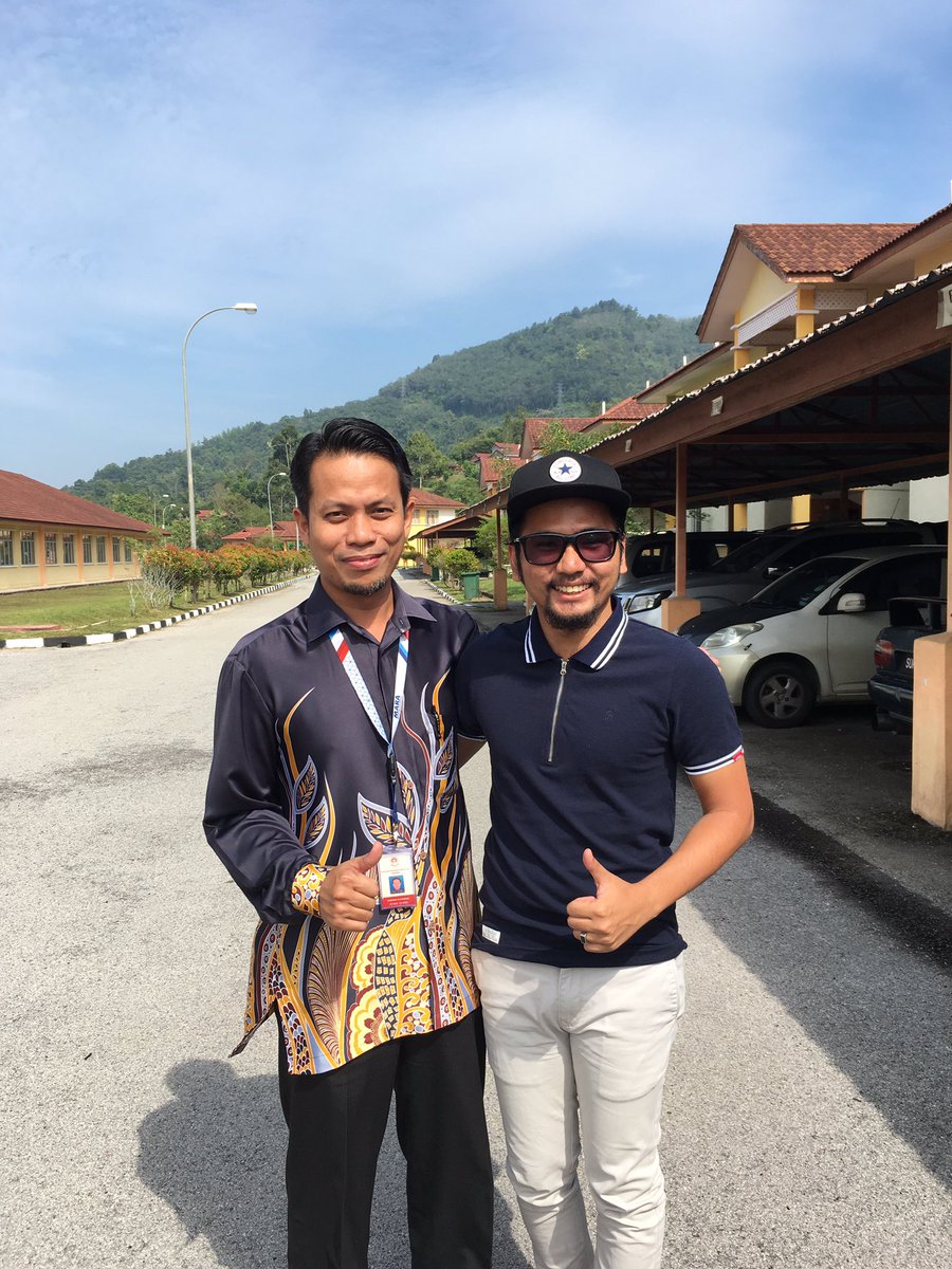 aliffayub95's tweet photo. Cikgu Syamsul was one of the strongest persons lโve ever met. 5 years already ๐ช๐ป๐ช๐ป idola teruk!!!
Cikgu Syikin getting better guys!
Ramai mimpi dia sihat sediakala. InsyaAllah doakan ๐คฒ๐ฝ
#highlanderz https://t.co/NSDgzZEuHH