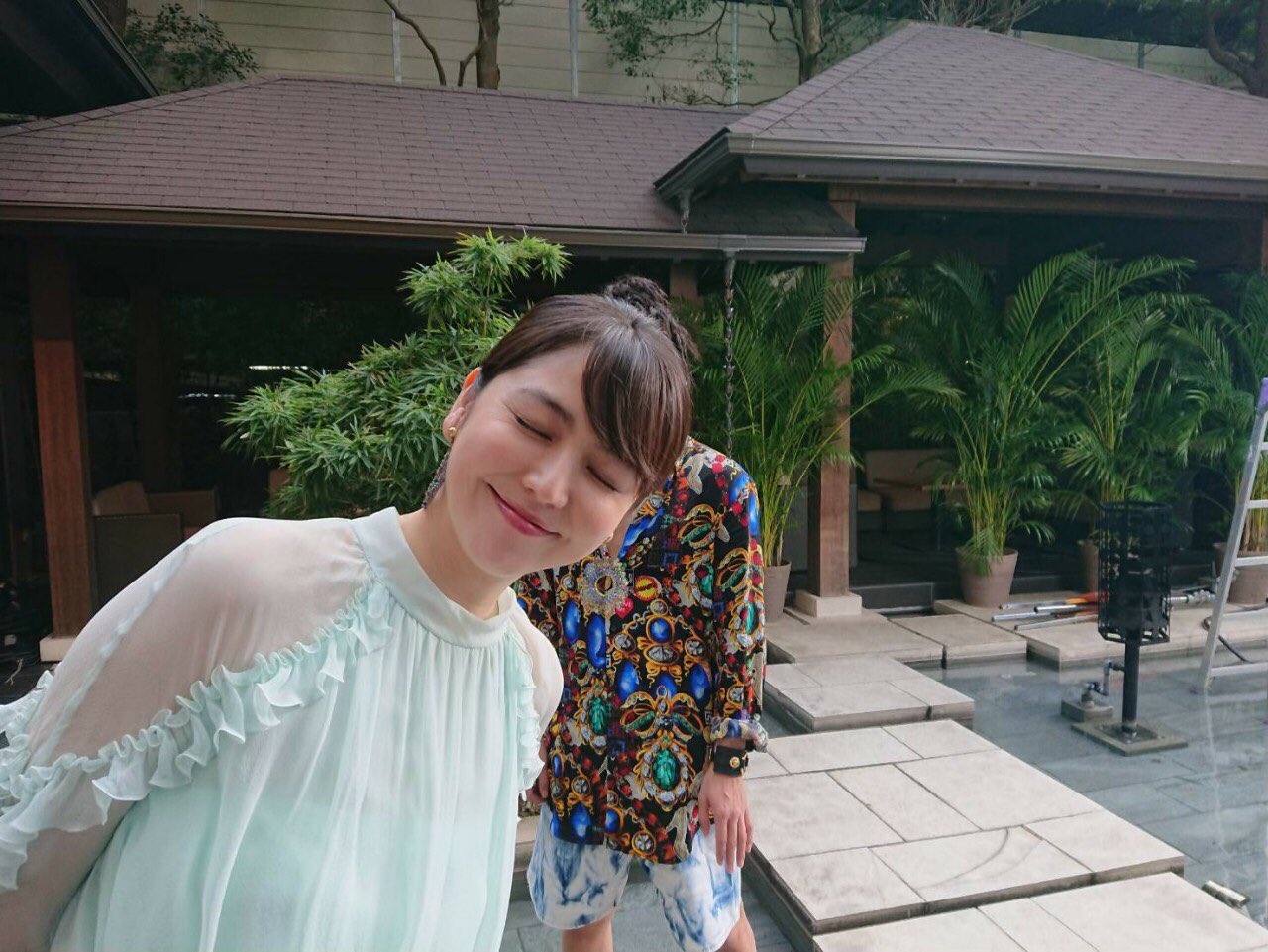 公式 コンフィデンスマンjp 今日も ダー子 は超ご機嫌 シースルーのドレスも超お似合い コンフィデンスマンjp 長澤まさみ T Co Gn5wjkrjr2 Twitter