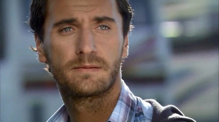 FiratCFansChile's tweet photo. Uff #MustafaNalçalı  mi flaquito precioso yo quiero ir contigo en ese bus , tu en la ventana y yo en el pasillo 😍☝️  #FiratÇelik #Fatmagül  @Mega @turcasmega ☝️😍 #LaAmenazaDeMukkades https://t.co/urgX3DDIAK