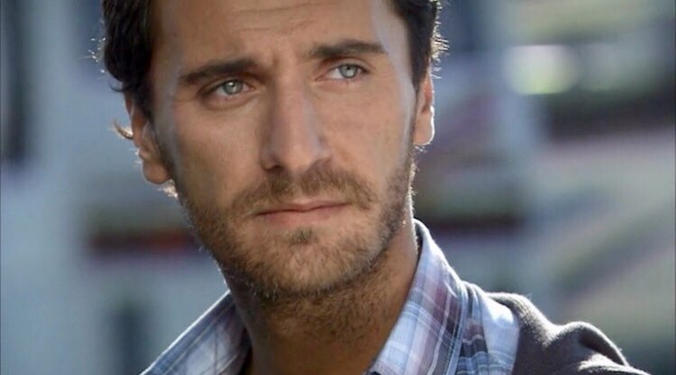 FiratCFansChile's tweet photo. Uff #MustafaNalçalı  mi flaquito precioso yo quiero ir contigo en ese bus , tu en la ventana y yo en el pasillo 😍☝️  #FiratÇelik #Fatmagül  @Mega @turcasmega ☝️😍 #LaAmenazaDeMukkades https://t.co/urgX3DDIAK