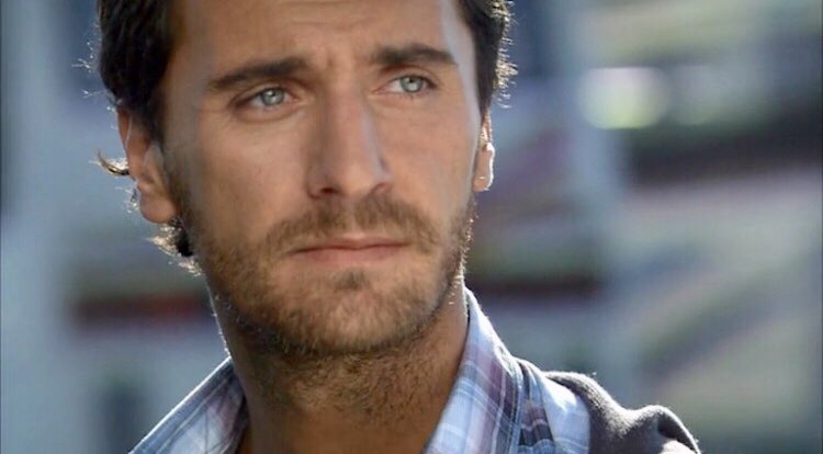 FiratCFansChile's tweet photo. Uff #MustafaNalçalı  mi flaquito precioso yo quiero ir contigo en ese bus , tu en la ventana y yo en el pasillo 😍☝️  #FiratÇelik #Fatmagül  @Mega @turcasmega ☝️😍 #LaAmenazaDeMukkades https://t.co/urgX3DDIAK